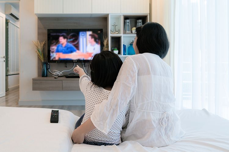 Manfaat Nonton TV Bareng Keluarga di Malam Hari