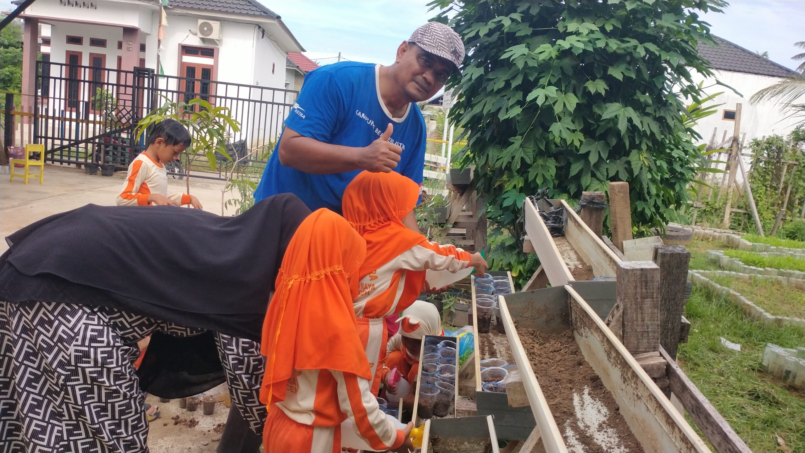Bercocok Tanaman Bersama Keluarga